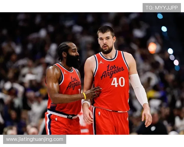 哈登谈球队配合训练称赞祖巴茨与科林斯的默契与随机应变能力